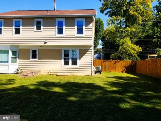 Exterior, Facade, Raised Ranch