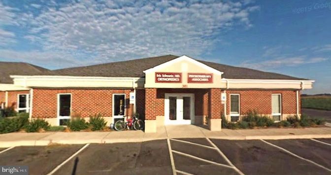 Exterior, Facade, Brick Facade, Ranch