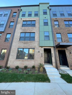 Exterior, Facade, Brick Facade, Rowhouse