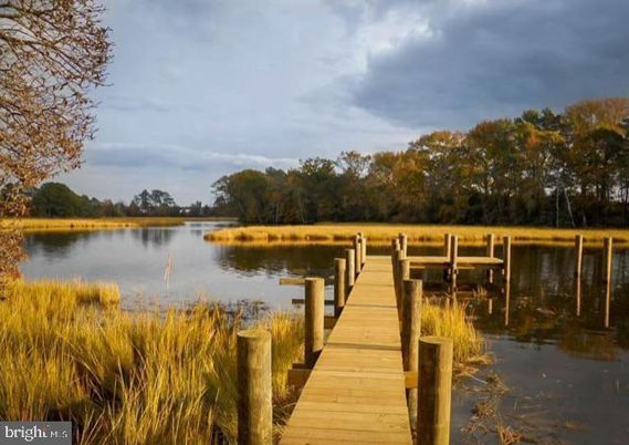 Exterior, Lake