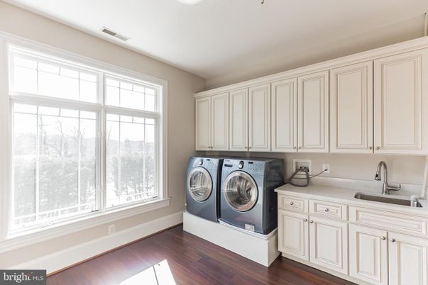 Interior, Washer, Wood Texture Flooring
