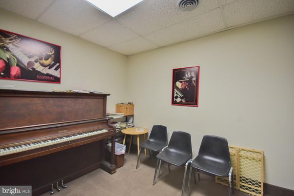 Interior, Piano