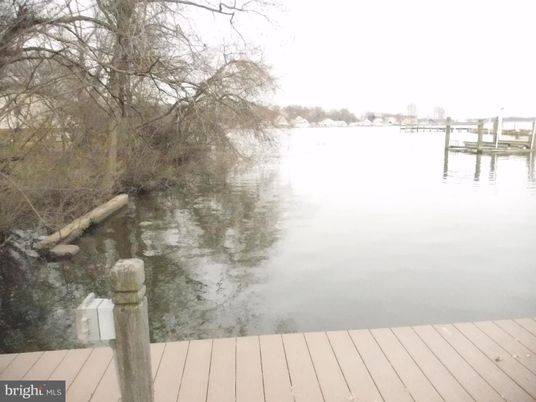 Exterior, Lake