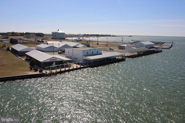 Exterior, Lake