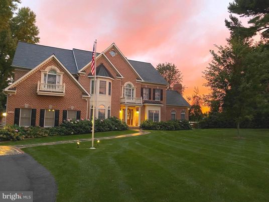Backyard, Exterior, Facade, Brick Facade, Brick Traditional