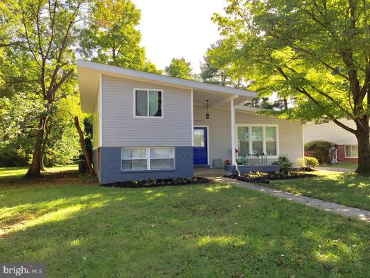 Backyard, Exterior, Facade, Raised Ranch