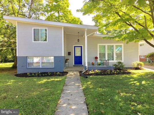 Exterior, Facade, Raised Ranch