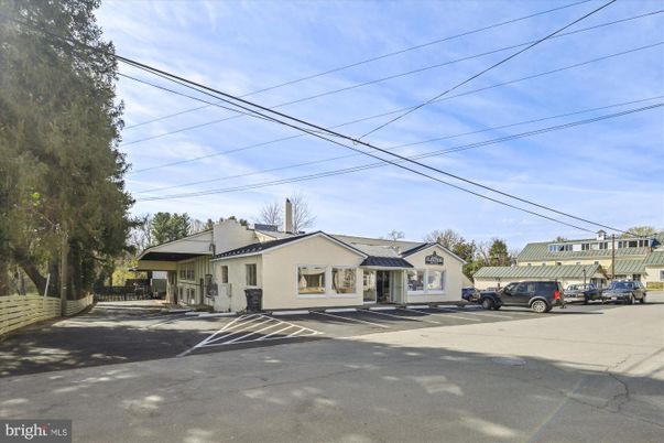 Exterior, Facade, Ranch