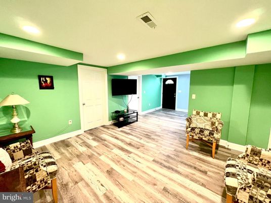Interior, Recessed Lighting, Wood Texture Flooring