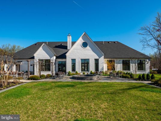 Backyard, Exterior, Facade, Ranch