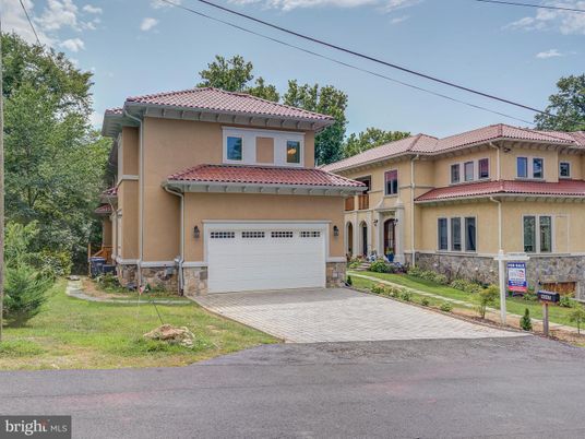 Attached, Exterior, Facade, Mediterranean