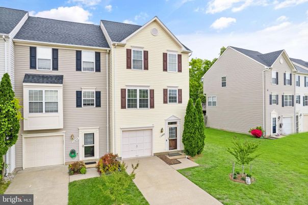 Attached, Exterior, Facade, Rowhouse
