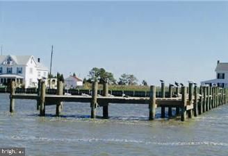 Exterior, Lake