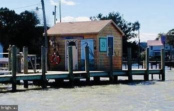 Exterior, Lake