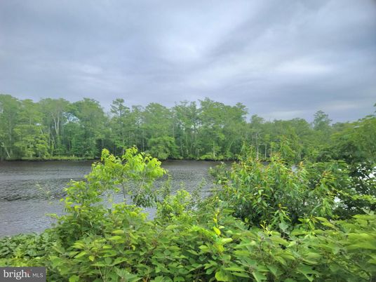 Exterior, Lake