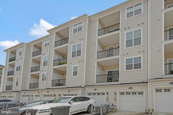 Attached, Exterior, Facade, Rowhouse