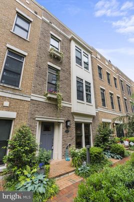 Exterior, Facade, Brick Facade, Rowhouse