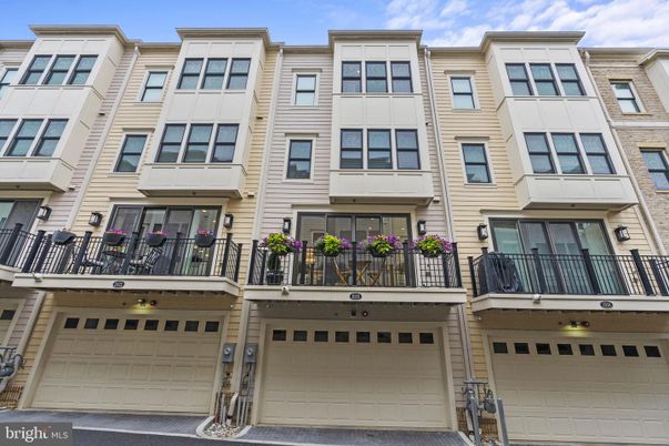 Attached, Exterior, Facade, Rowhouse