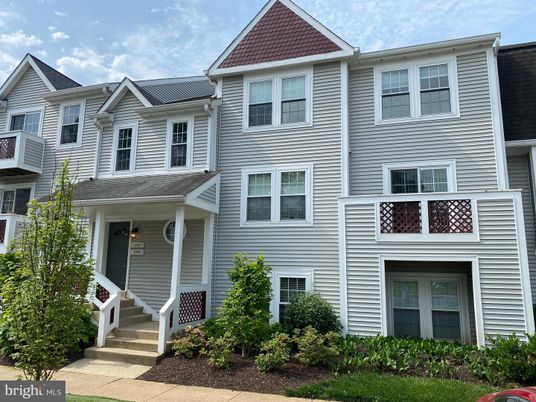 Exterior, Facade, Rowhouse