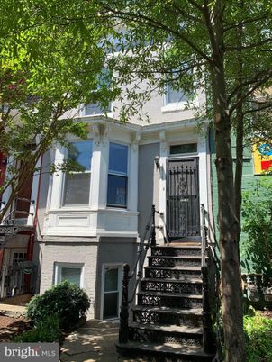 Exterior, Facade, Rowhouse