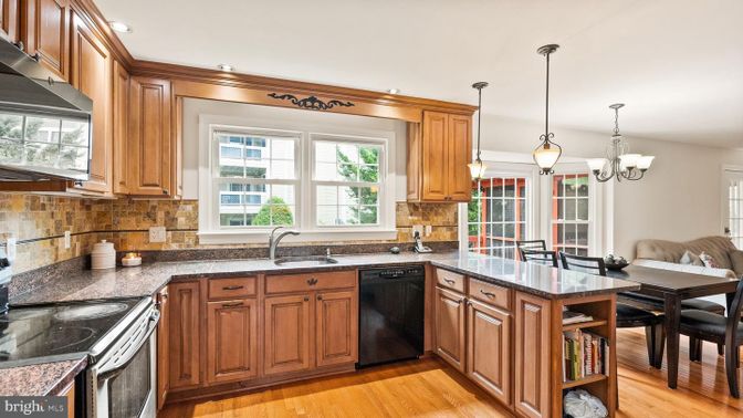 Chandelier, Dining room, Interior, Kitchen, Pendant Lights, Recessed Lighting, Wood Texture Flooring