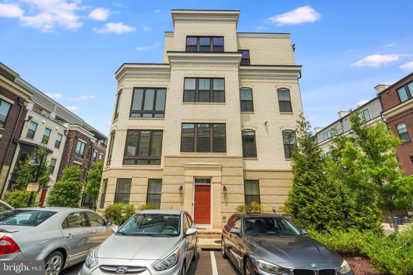 Exterior, Facade, Rowhouse