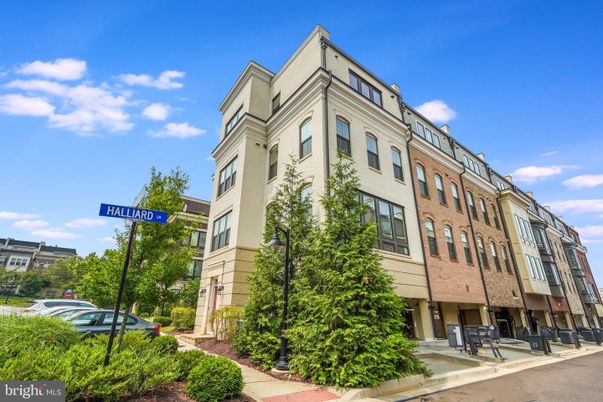Exterior, Facade, Brick Facade, Chicago School