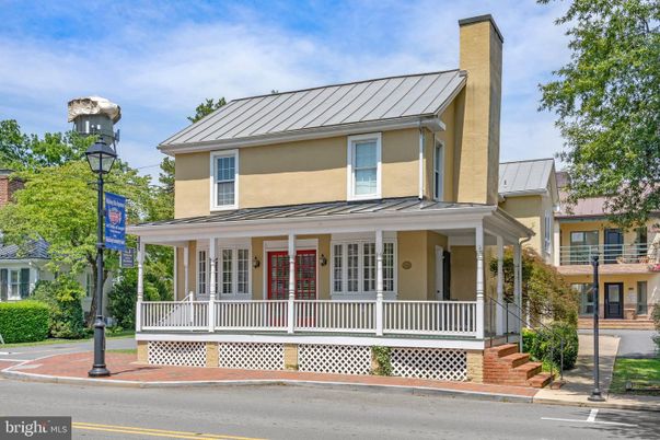 Exterior, Facade, American Foursquare