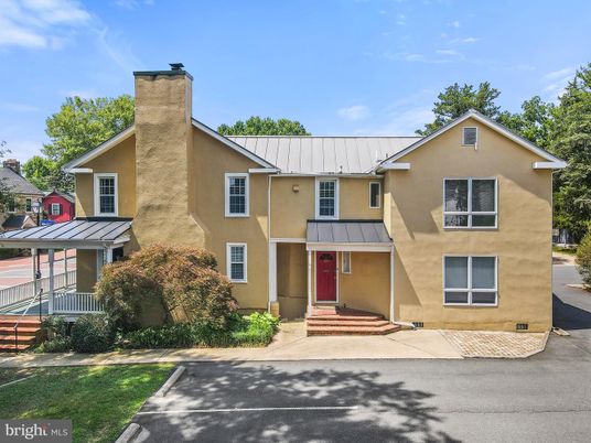Exterior, Facade, Farmhouse