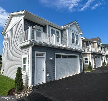 Attached, Exterior, Facade, Farmhouse