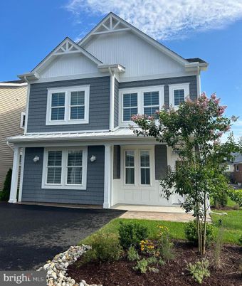 Attached, Exterior, Facade, Farmhouse