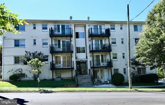 Exterior, Facade, Rowhouse
