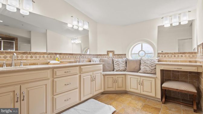 Bathroom, Dual Sink Vanities, Interior