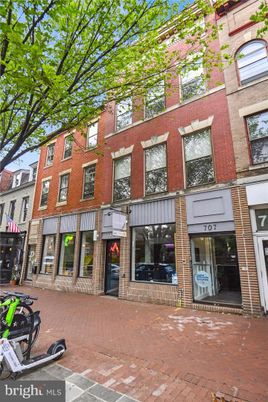 Exterior, Facade, Brick Facade, Rowhouse