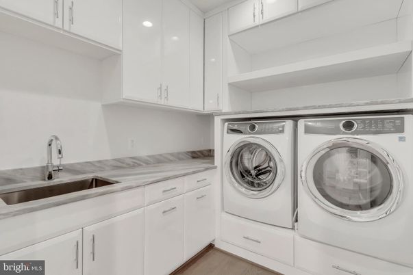 Interior, Washer, Wood Texture Flooring