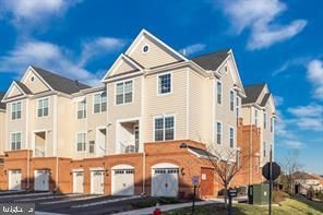 Exterior, Facade, Rowhouse