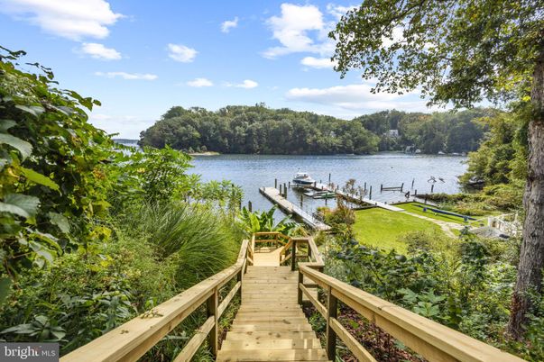 Exterior, Lake