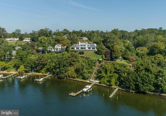 Exterior, Lake