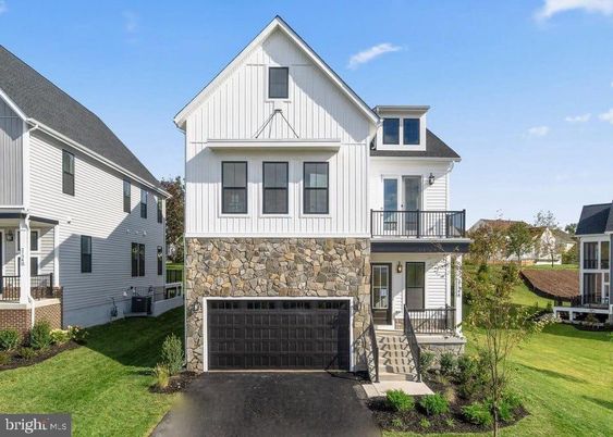 Attached, Exterior, Facade, Farmhouse