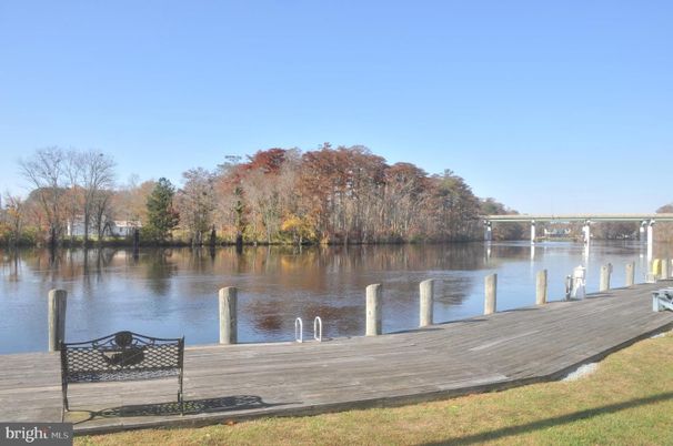 Exterior, Lake