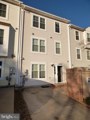 Exterior, Facade, Rowhouse