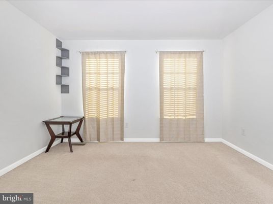 Empty room, Interior