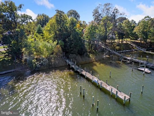 Exterior, Lake