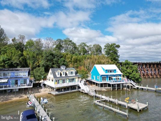 Exterior, Lake