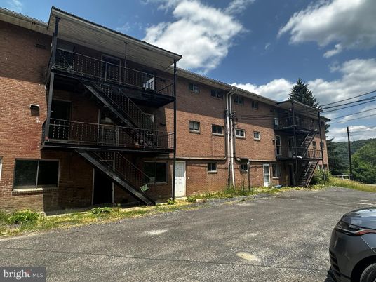 Exterior, Facade, Brick Facade, Rowhouse