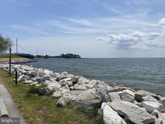 Exterior, Lake
