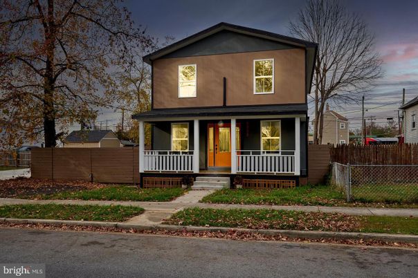 Exterior, Facade, American Foursquare
