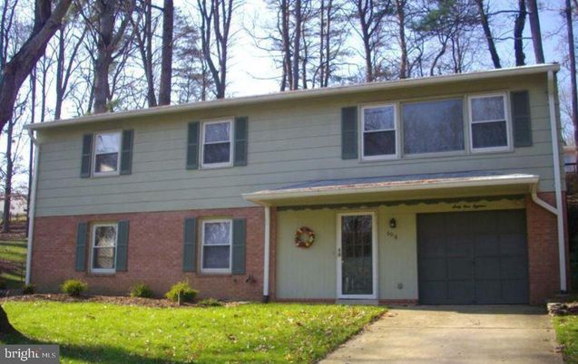 Attached, Exterior, Facade, Brick Facade, Raised Ranch
