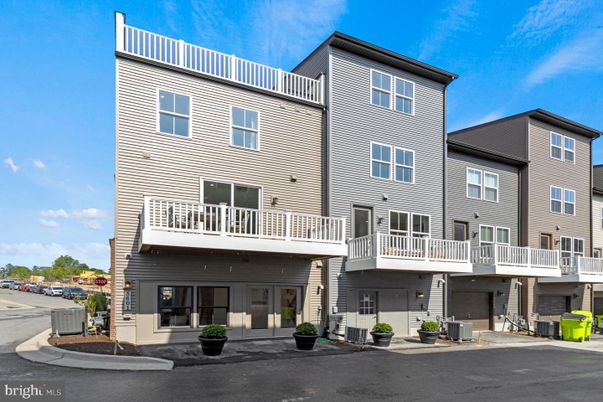 Exterior, Facade, Rowhouse