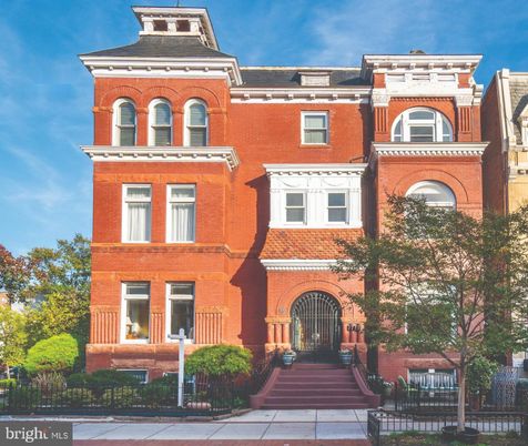Exterior, Facade, Rowhouse